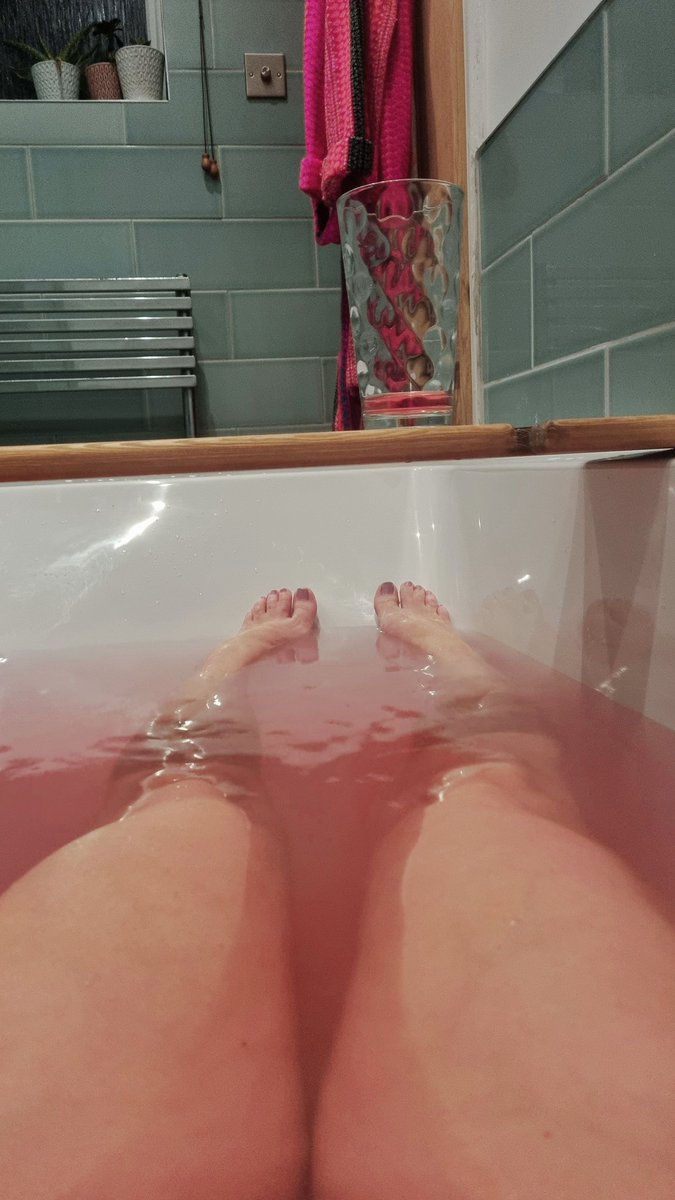 BeachWebbies's tweet photo. It's a bath bomb 💣 🤣 #bathbombfail #bathtime #WhatsApp #footfetish #legslegslegs #kinkygirl https://t.co/liovMtNe6a