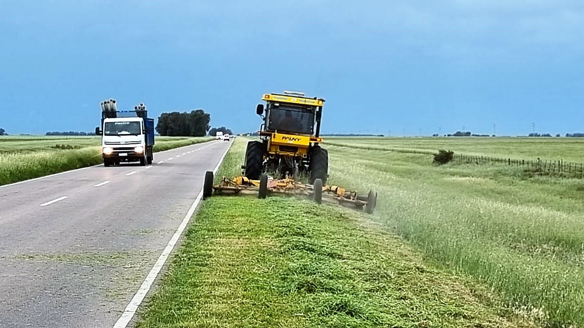 CarinaLambrecht's tweet photo. 🚜Continuamos con corte de pastos 🚜
#RN3 entre #MayorBuratovich y #TenienteOrigone
#Conservación
#PrimeroLaGente
#VialidadNacional90Años
@gtrankels https://t.co/iQRmMKBRSC
