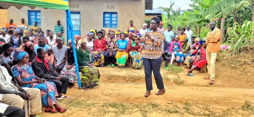 Muhangadis's tweet photo. 1/2
#BiriKuba: I @KIBANGU_Sect; Mayor @KAYITAREJacky atangije ku mugaragaro igikorwa cyo kwakira ibitekerezo by'abaturage bizitabwaho mu igenamigambi ry'umwaka wa 2023-2024, no kubamenyesha aho ibyo batanze mu mwaka ushize bigeze bishyirwa mu bikorwa.

#UmuturageKuIsonga https://t.co/UYrJXDyUY9