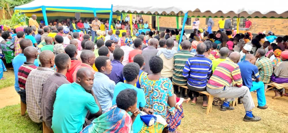 Muhangadis's tweet photo. 1/2
#BiriKuba: I @KIBANGU_Sect; Mayor @KAYITAREJacky atangije ku mugaragaro igikorwa cyo kwakira ibitekerezo by'abaturage bizitabwaho mu igenamigambi ry'umwaka wa 2023-2024, no kubamenyesha aho ibyo batanze mu mwaka ushize bigeze bishyirwa mu bikorwa.

#UmuturageKuIsonga https://t.co/UYrJXDyUY9