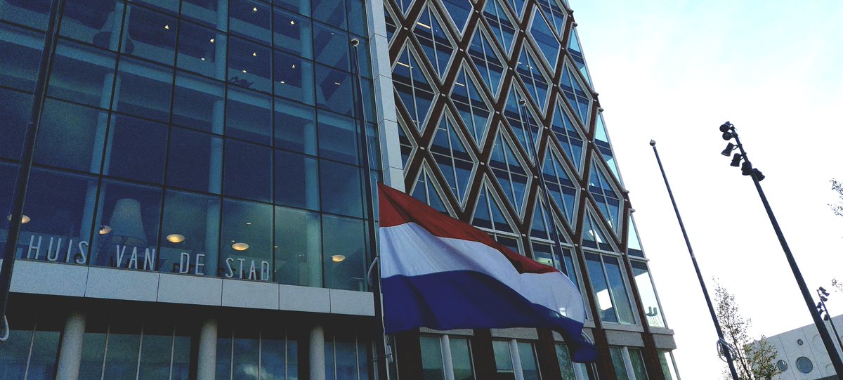 Uit respect voor de 4 overleden Gouwenaars hangt de vlag voor het Huis van de Stad vandaag halfstok. 🇳🇱