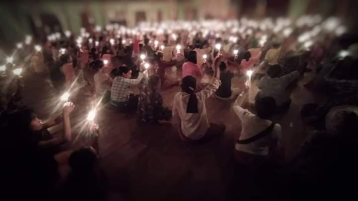 The Youth Force (Saw &amp; Kyaukhtu) comrades &amp; residents of Yaw area tonight staged a candlelit prayer night strike for Kachin people who were killed in junta's barbaric aerial bombing in Kachin State's Hpakant township.
#JuntaBombedCivilians
#2022Oct25Coup 
#WhatsHappeningInMyanmar
