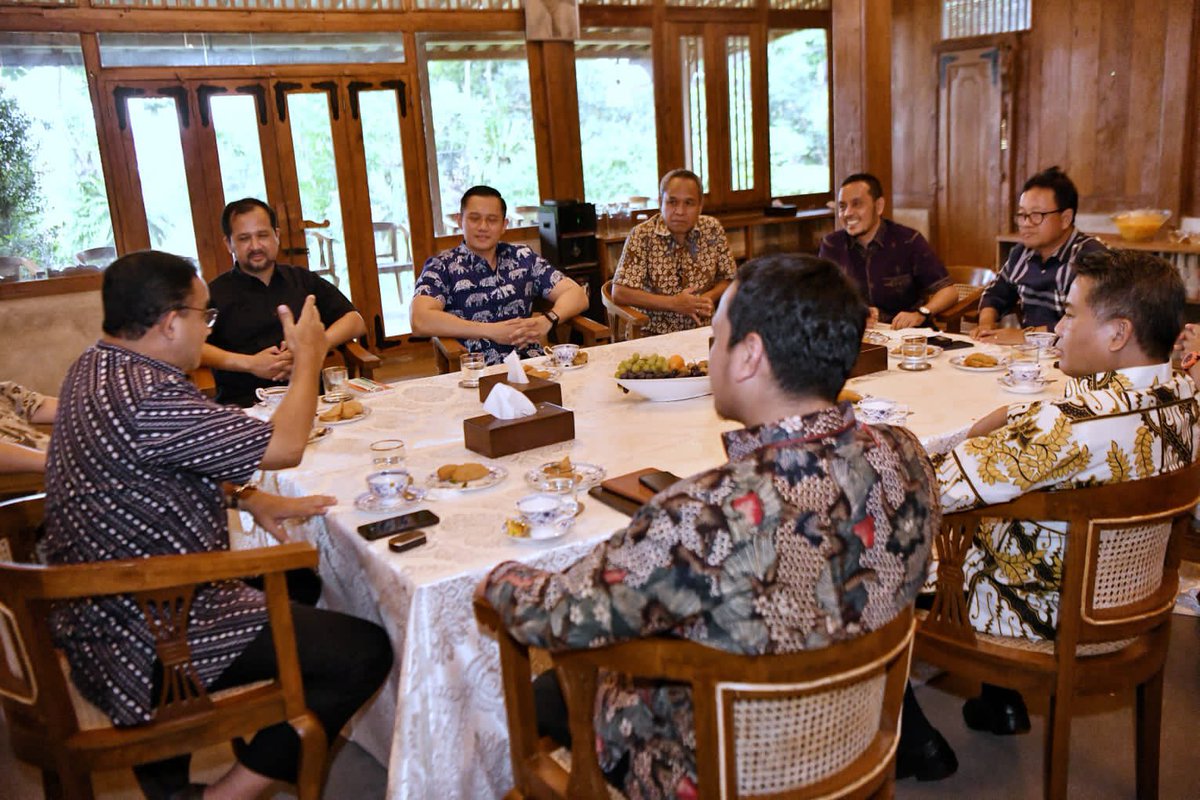 aniesbaswedan's tweet photo. Suasananya guyub, riang gembira dan solid. InsyaAllah akan bisa membawa kebaikan bagi semua, bagi bangsa dan bagi negara. https://t.co/7iZgry6blC