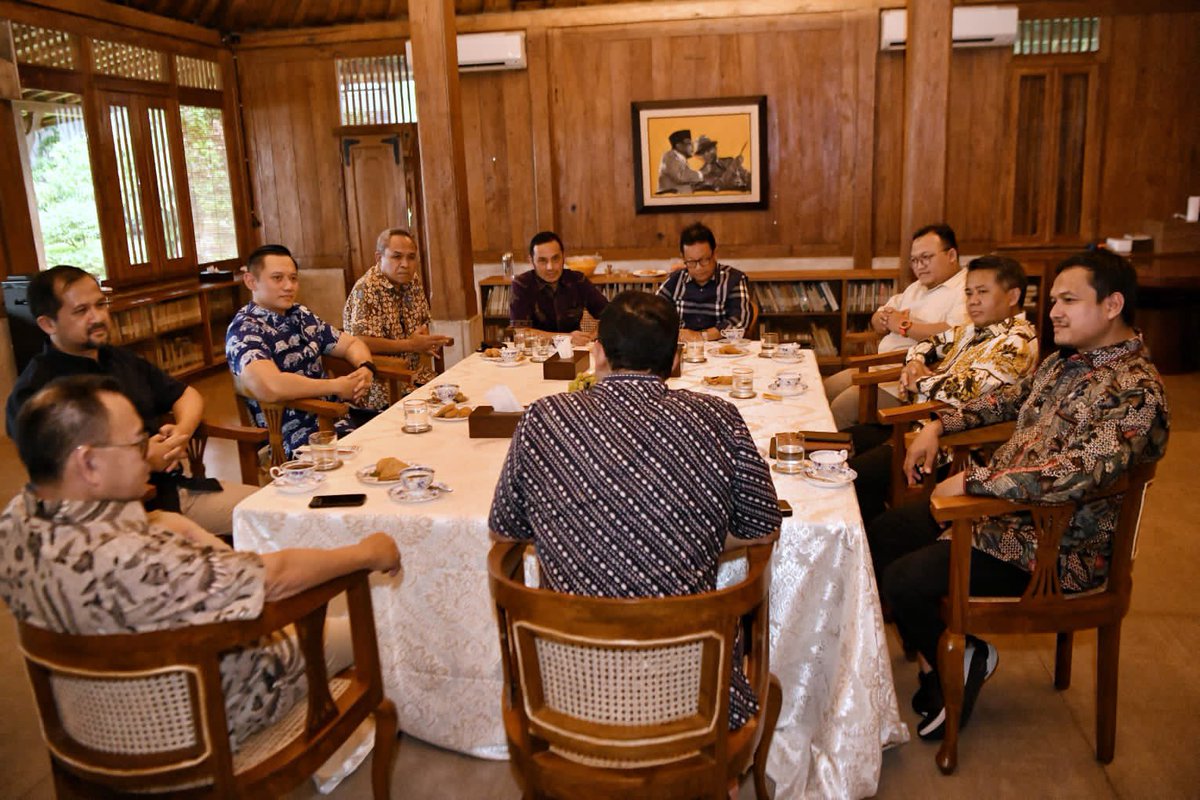 aniesbaswedan's tweet photo. Kita diskusi panjang dengan terbuka dan mendalam. Semua menjalani dengan serius sebagai bagian dari ikhtiar bernegara secara matang dan bertanggung jawab. https://t.co/qRTYep6iuY
