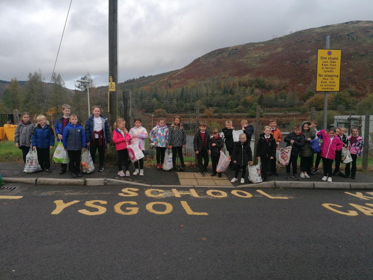CymerPrimary's tweet photo. We took our food bank donations to the library today and had a Harvest story and activity. Thank you #CAPChestnut @CymmerLibrary https://t.co/Vclp702KSH