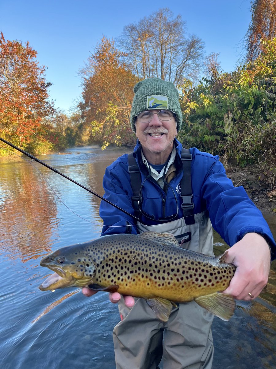 Fall fishing is good! 🎣🍂 Escape to mountains for a day of fly fishing! #jessebrownsclt #flyfishing #ncmountains
shop.jessebrowns.com/products/fly-f…