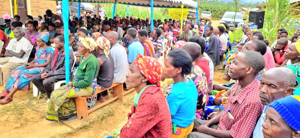 Muhangadis's tweet photo. 2/2
Iki gikorwa kandi; kiri no kunyura #Live kuri @radio_huguka, aho abaturage bayikurikiye mu Mirenge itandukanye, nabo bahabwa umwanya bagatanga ibitekerezo byabo.

Iki gikorwa, cyateguwe ku bufatanye bw'Akarere, @radio_huguka na @ccoaib_rwanda

#UmuturageKuIsonga https://t.co/aiYNSw9zjw