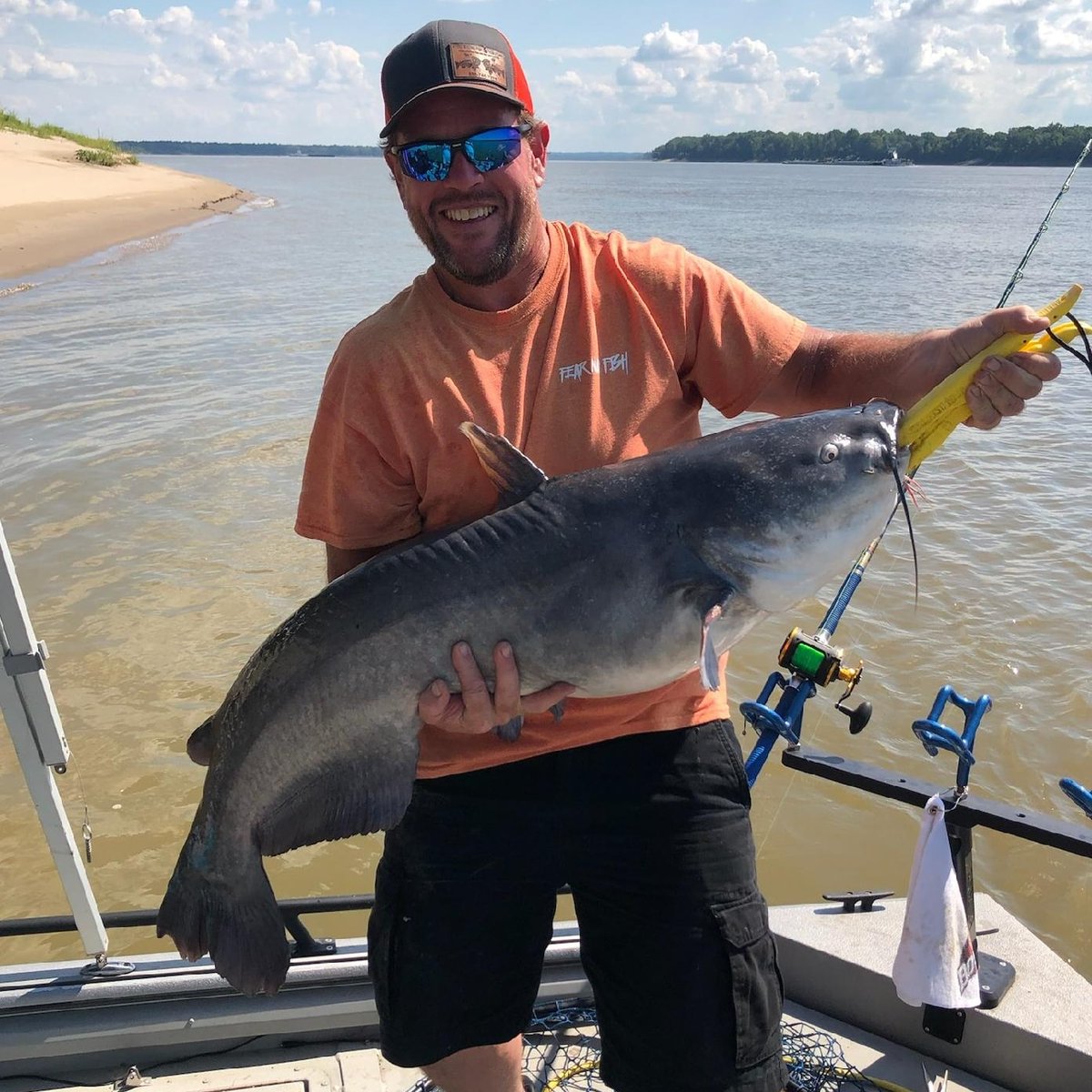 CatfishNOW1's tweet photo. For many #anglers, #October means a crowd favorite technique can be used: #suspenddrifting! Let your #SmackdownCatfishing #rodholders help you place your bait above the fish. Marc McFarlane on the action with his #SmackdownRodHolders!

https://t.co/mmUgs8lnT9

#CatfishNOW https://t.co/D7LHEnJZGt