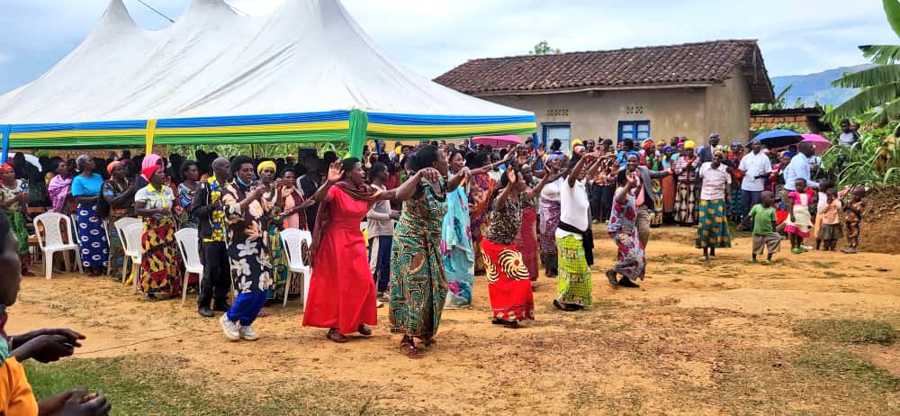 Muhangadis's tweet photo. 2/2
Iki gikorwa kandi; kiri no kunyura #Live kuri @radio_huguka, aho abaturage bayikurikiye mu Mirenge itandukanye, nabo bahabwa umwanya bagatanga ibitekerezo byabo.

Iki gikorwa, cyateguwe ku bufatanye bw'Akarere, @radio_huguka na @ccoaib_rwanda

#UmuturageKuIsonga https://t.co/aiYNSw9zjw