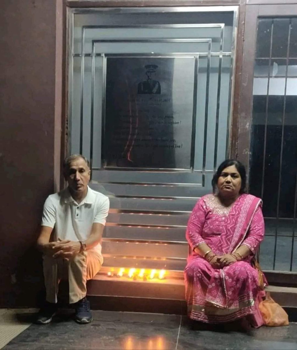 RT @SinghhAbhiishek: Parents of Major Anuj Rajput who was killed in a helicopter crash last year at this Diwali. https://t.co/DRFHR6B3aY