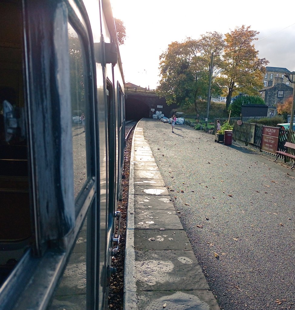 BobFollen's tweet photo. #PinkFloyd's #TheWall was filmed on location at the @WorthValley. THEN: Monday 9th November 1981 and NOW: Tuesday 25th October 2022. #OinkKeighley - Positioning the #Teacher happened on this very platform at #Ingrow. Unpacked from his crate on the hill just behind those trees. https://t.co/y69g0JzvzY