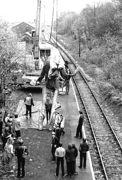 BobFollen's tweet photo. #PinkFloyd's #TheWall was filmed on location at the @WorthValley. THEN: Monday 9th November 1981 and NOW: Tuesday 25th October 2022. #OinkKeighley - Positioning the #Teacher happened on this very platform at #Ingrow. Unpacked from his crate on the hill just behind those trees. https://t.co/y69g0JzvzY