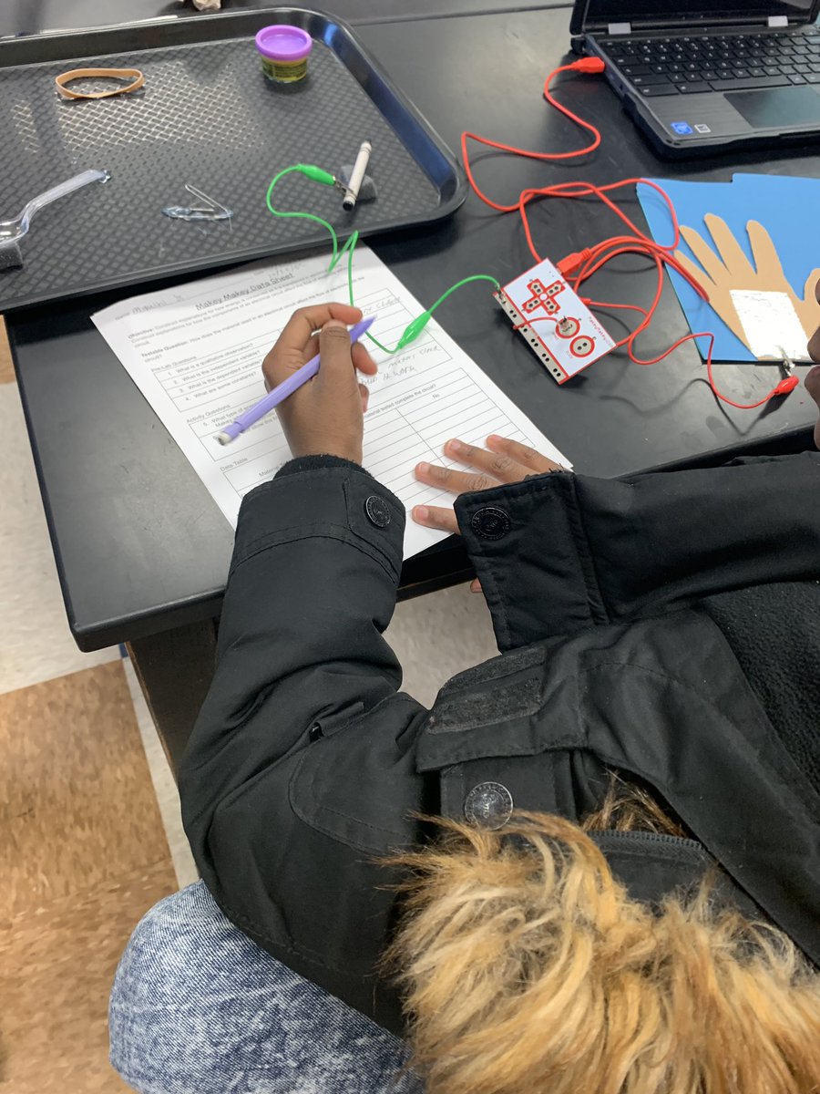 techyviewteach's tweet photo. 6th grade students at @Brewer_Gwd50 learned about circuits, insulators, and conductors using @makeymakey today! https://t.co/awWejYyLVH