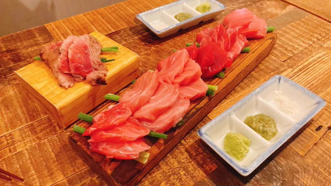 マグロマートにようやく行けた。食べ物に興味のある友だちがいると色々行けて良い…   大トロや脳天など刺身や中落ちも美味かったけど、天ぷらや煮付けなど火が入ってるのも旨すぎた…  普段食べてるマグロはマグロではなかったのか?あとマグロってデカい 