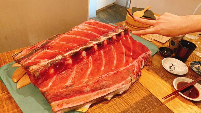 マグロマートにようやく行けた。食べ物に興味のある友だちがいると色々行けて良い…   大トロや脳天など刺身や中落ちも美味かったけど、天ぷらや煮付けなど火が入ってるのも旨すぎた…  普段食べてるマグロはマグロではなかったのか?あとマグロってデカい 