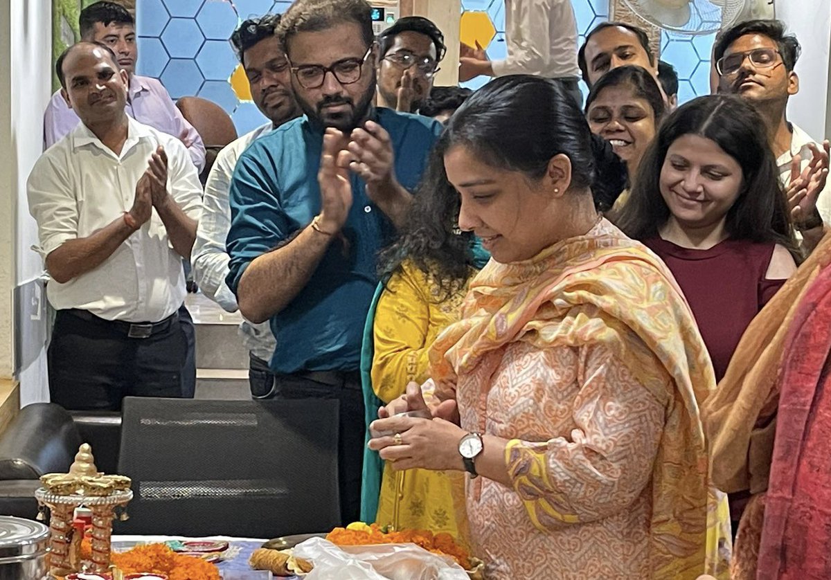 interactivebees's tweet photo. #Throwback to Diwali Poojan at the office! 🪔

#Diwali #diwalipoojan #office #values #culture #Interactivebees #Ibees https://t.co/pvwn2RmKvD