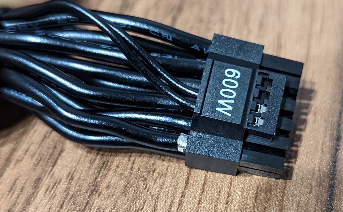 Now the designs of the individual manufacturers are also increasingly coming into focus. Three community members with a 12VHPWR PSU adapter from be quiet! have already posted in the forum. Individual pins came loose from the connector. No fire started!