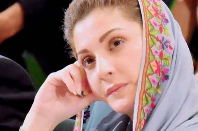 AajKamranKhan's tweet photo. مریم بی بی پوری قوم تمام میڈیا شخصیات ہر نظریے کے دانشور ارشد شریف شہادت پر آپکی بے رحمانہ ری ٹوئیٹ پر معذرت کے منتظر ہیں لمحہ بھر ٹوئٹر پر نظر ڈالیں لاکھوں ٹوئٹس میں آپکے اس عمل پر شدید غم وغصہ کا اظہار ہے اس احتجاج کی شدت میں ہر لمحہ اضافہ ہو رہا ہے https://t.co/YhhGrPhp3p