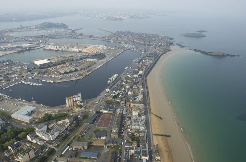 MerGouv's tweet photo. Le village @RouteDuRhum vient d'ouvrir ses portes ! Stands armateurs, espaces grand public, médias et partenaires. Durant 13 jours Saint-Malo s'anime aux couleurs de la route du Rhum-Destination Guadeloupe. Venez découvrir le stand de @MerGouv https://t.co/1ppW9slE27 #RouteduRhum https://t.co/rMR4nTSRfh