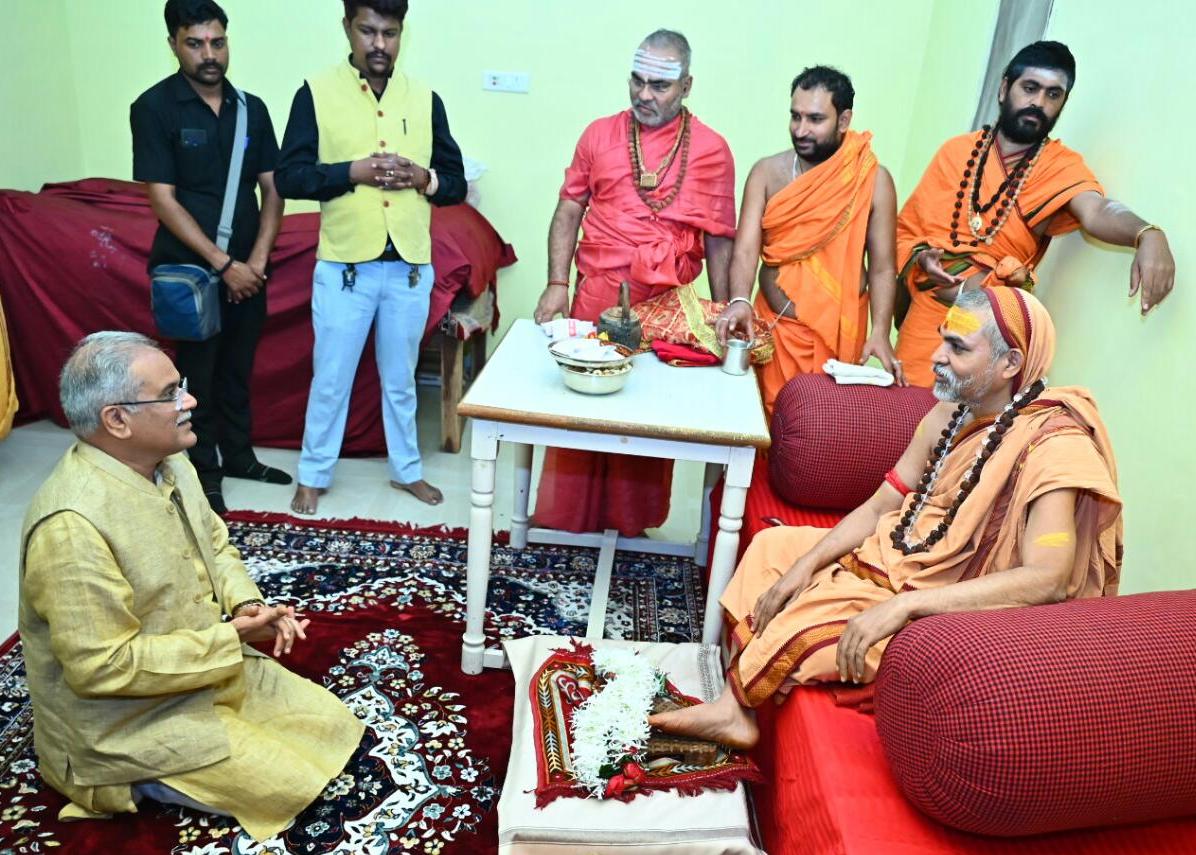 मुख्यमंत्री श्री <a href="/bhupeshbaghel/">Bhupesh Baghel</a> ने @RaipurDist के बोरियाकला स्थित शंकराचार्य आश्रम में ज्योतिर्मठ उत्तराखंड के शंकराचार्य स्वामी श्री अविमुक्तेश्वरानंद सरस्वती जी महाराज के राजधानी में प्रथम बार आगमन पर उनसे मुलाकात की और उनका आशीर्वाद लिया।