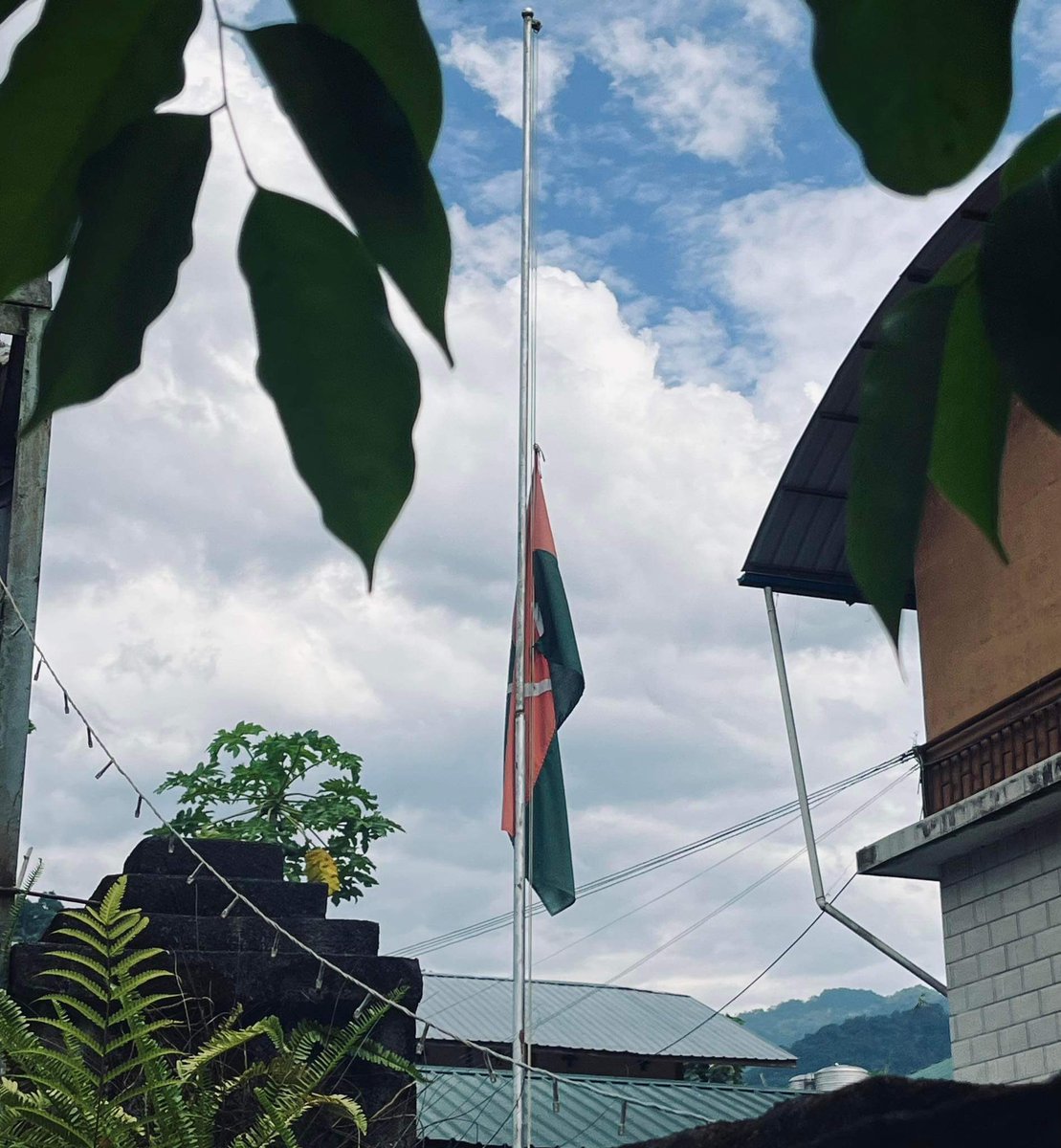 ျမန္မာစစ္တပ္ရဲ႕ လူမဆန္တဲ့ အ႐ိုင္းအစိုင္းေတြရဲ႕လုပ္ရပ္အတြက္အျပင္းအထန္ကန္႔ကြက္တယ္။

ကခ်င္ျပည္သူေတြနင့္အတူရပ္တည္ေနပါတယ္။