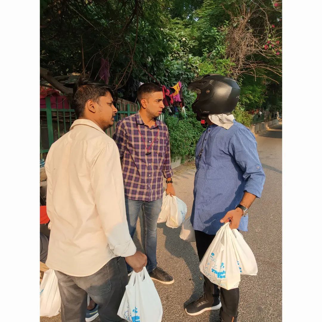Humanitariancov's tweet photo. Thodi si Khushi aur kuch nanhi Munni muskurahat ke sath #Smile #HumanityFirst #humanity #HappyDiwali #Happy #ViratKohli #AnandMahindra #Delhi #NGO @imajay0802 @Humanitariancov @Shivang2430 https://t.co/TKbNqjhHLu