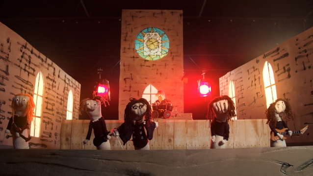 LACUNA COIL Gets SOCK PUPPET Parody Treatment blabbermouth.net/news/lacuna-co…