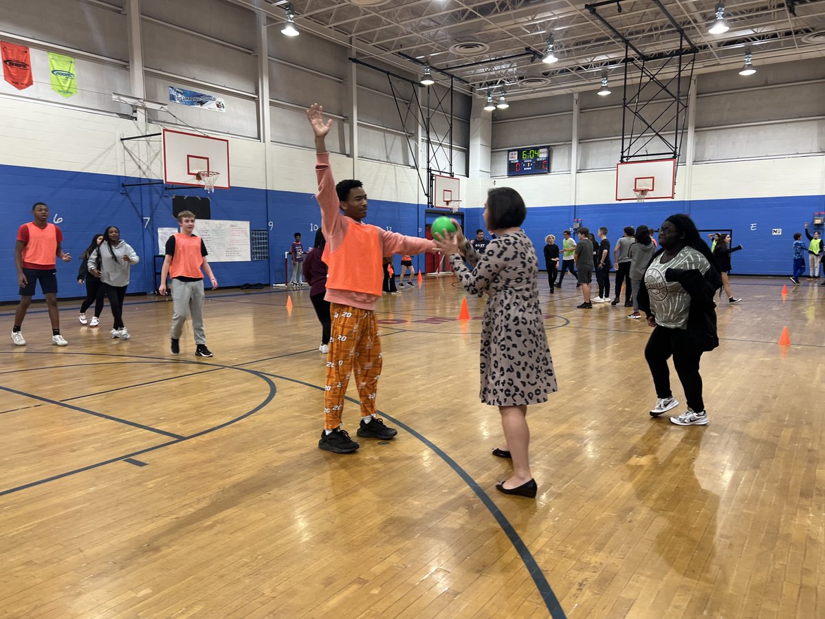8th grade students working on their transition from O to D and back during our handball unit. <a href="/LKParks4/">Lchandler 💙❤️🇺🇸📚</a> stepping in to show them how it's done. <a href="/AACPSHPED/">AACPS HPED</a> <a href="/MrHarless_PE/">Chris Harless (He/Him)</a> <a href="/CoachLudlam/">Coach Ludlam</a> #fitleaders <a href="/ommsaacps/">Old Mill Middle South</a>