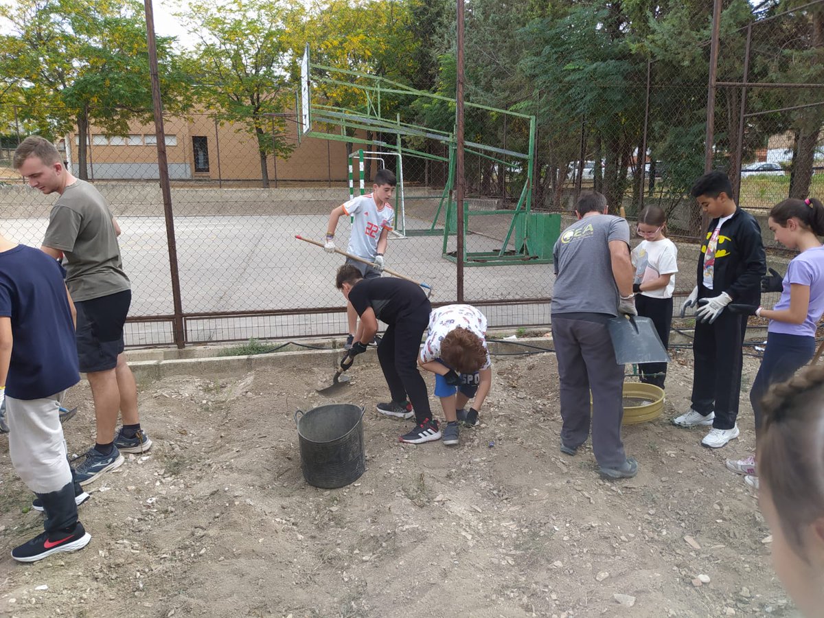 CEIPMARQUESESD1's tweet photo. Comenzamos la temporada del huerto 22/23 con la empresa  CE2A El Acebuche a trav��s del Proyecto del AMPA Quorum "Por un Mundo Saludable" subvencionado por la Diputación Provincial https://t.co/Eu9QB3LNeD
