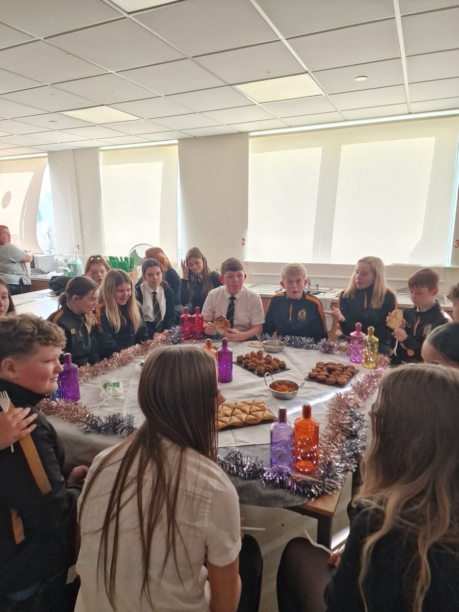 Happy Diwali (for yesterday) from 9Y!! They spent 2 hours making a feast, which included homemade bombay potatoes and naan breads, samosas, onion bhaji's and pakora's. We decorated the table with lights donated by <a href="/HarwoodMiss/">Mrs Harwood 🌈</a> &amp; <a href="/MissPPearson/">Miss.Pearson - Maesteg School</a> 
A manic 2 hours but worth it!!