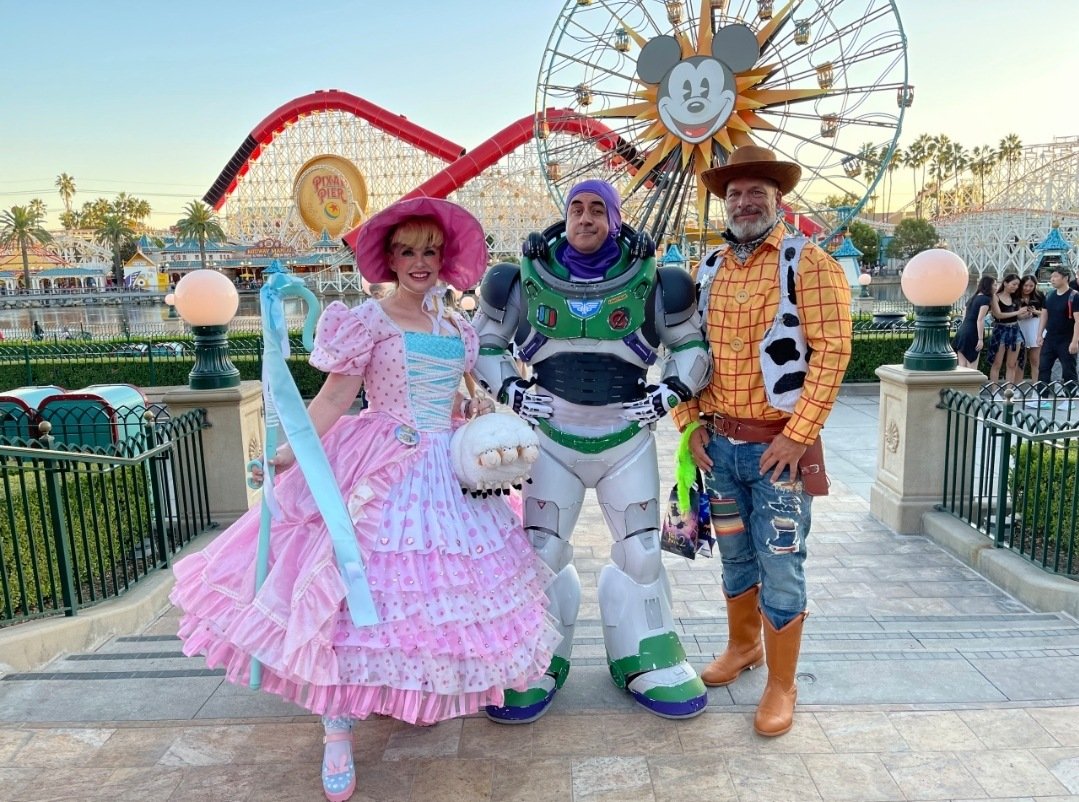 ImJasonYbarra's tweet photo. We are FUN!
#OogieBoogieBash
BUZZ suit by @workz25
🚀
#Disneyland #Disney #DisneyWorld #MagicKingdom #D23 #Dca #CaliforniaAdventure #Pixar #Cosplay #BuzzLightyearCosplay #Cosplayer #BuzzLightYear #LightyearMovie #LightyearMovie🚀 #ToyStory #ToyStoryChallenge #ToyStoryCosplay https://t.co/qC63G4rUZH