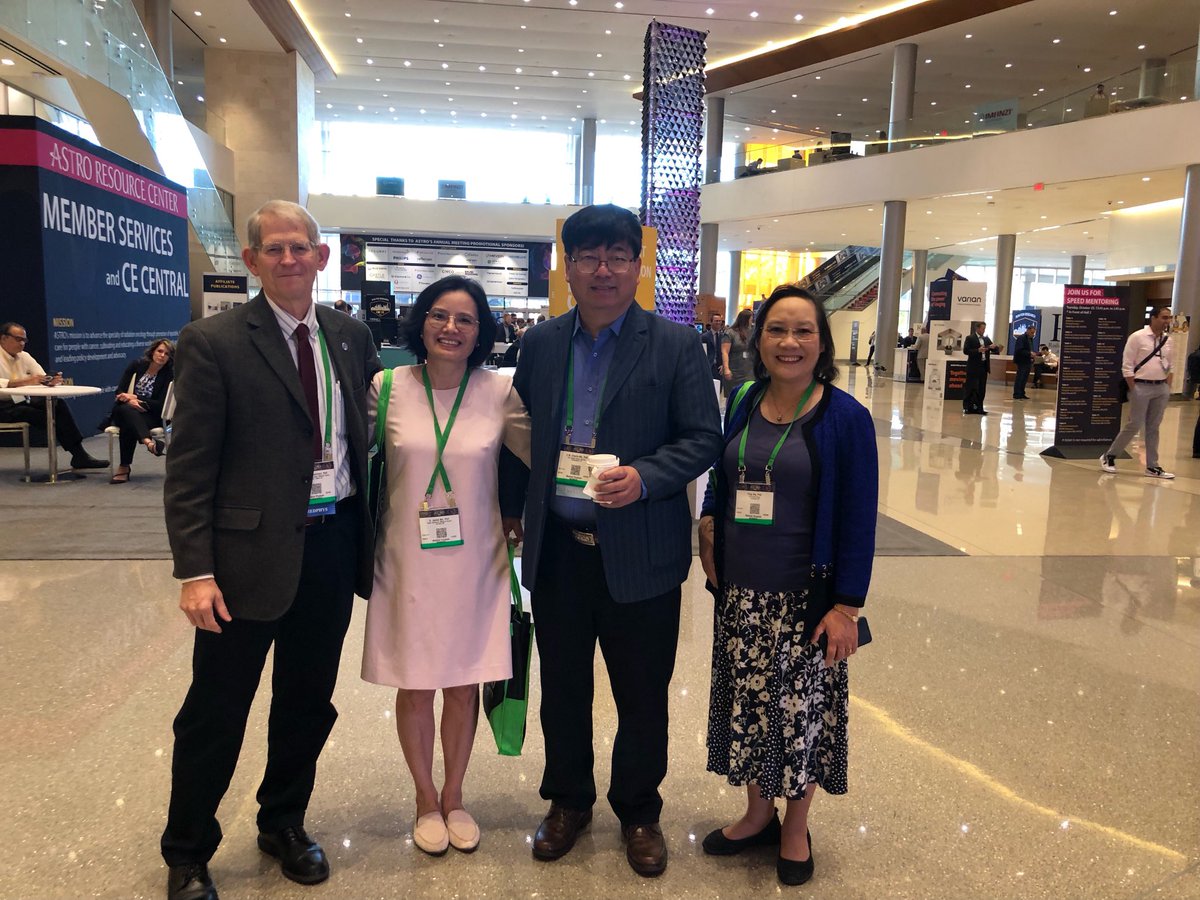 PhDpingxia's tweet photo. Meeting other physicists at Astro #astro2022 #CleCancer https://t.co/uVArljgSsA