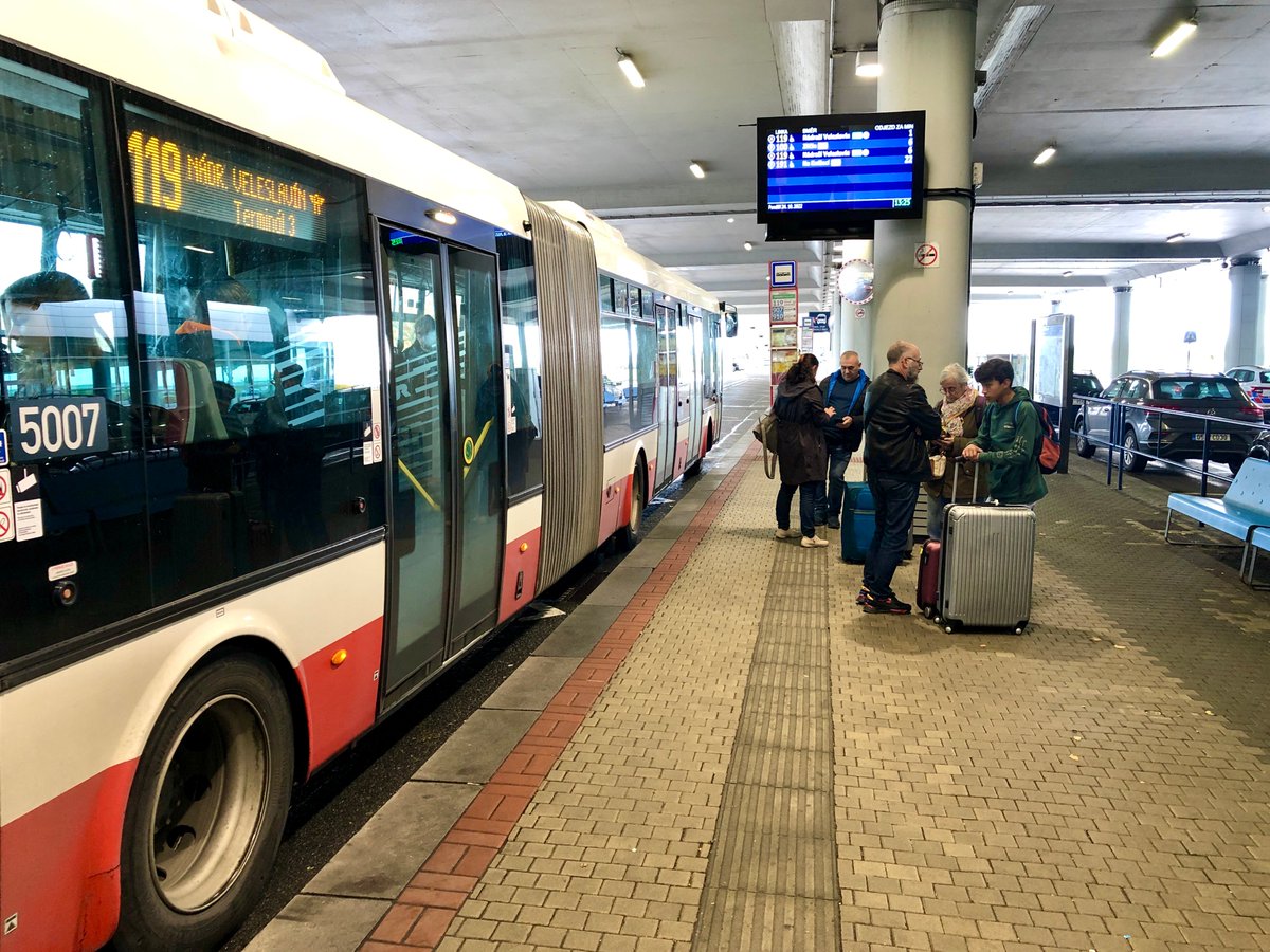 Nový infosystém ve stylu DPP. Já vím že bych se v tom neměl šťourat, ale mě to spíš mrzí. Za jednu tuhle televizi zaplatil DPP 290 000 Kč. Známé firmě, bez výběrka. Celkem 11 miliónů za 38 obrazovek. Je to i v registru smluv. A stejně to nikomu nevadí. smlouvy.gov.cz/smlouva/199060… 1/4