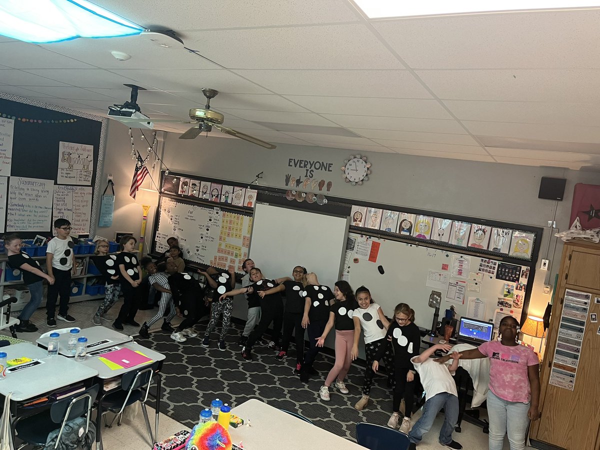 MsCrabtreesCrew's tweet photo. Domino day🖤🤍 #THBentonproud #isdstrong https://t.co/zlEiDkCRxB