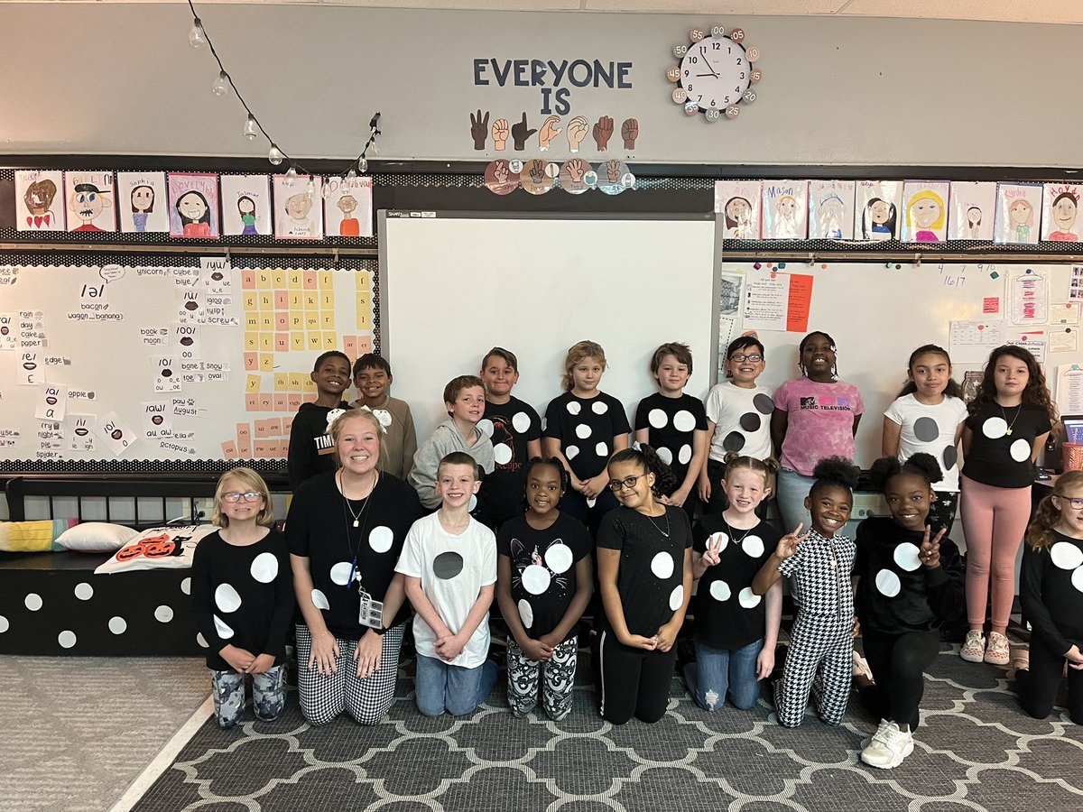 MsCrabtreesCrew's tweet photo. Domino day🖤🤍 #THBentonproud #isdstrong https://t.co/zlEiDkCRxB