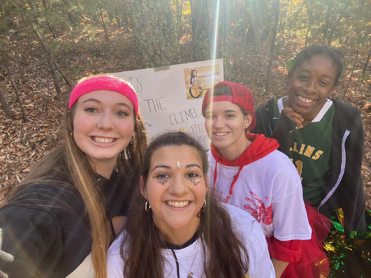 EmileeDunton's tweet photo. Happy Tinker Day!!!
HUWBB FALL 2022 TINKER DAY HIKE BEGINS💚💛🌄✨️🏀
#TinkerDay #TinkerMtn #Hollins #myHollins #Time2Climb #HUWBB #GreenTeam https://t.co/bnrcFlyBm3