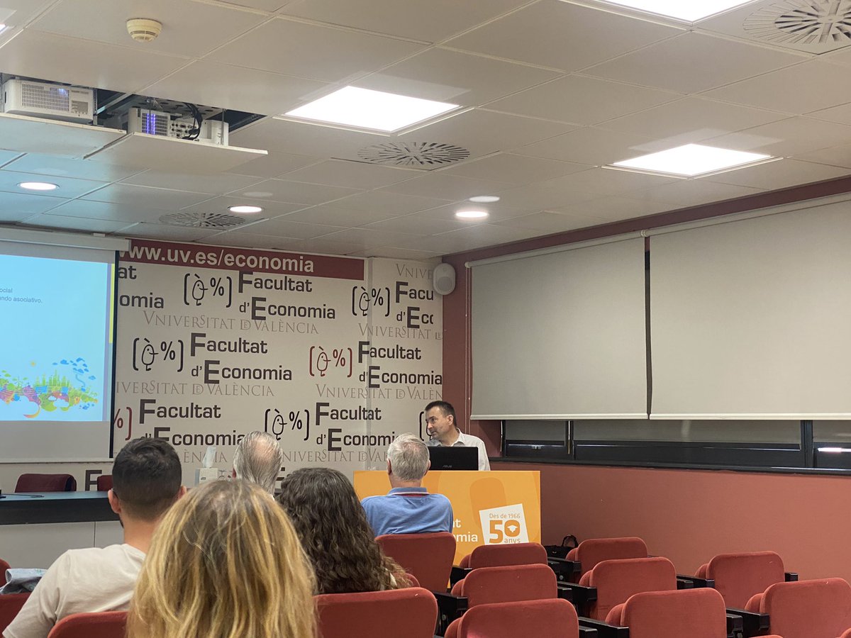 Durant les VIII Jornades sobre RSE i EBC en Entitas Financeres, <a href="/PacoAlos/">Paco Alos</a>, Director de Respinsabilitat Social Corporativa de <a href="/caixapopular/">Caixa Popular</a>, imparteix la conferència “Crisi econòmica i responsabilitat social en banca”, explicant com Caixa Popular integra la sostenibilitat