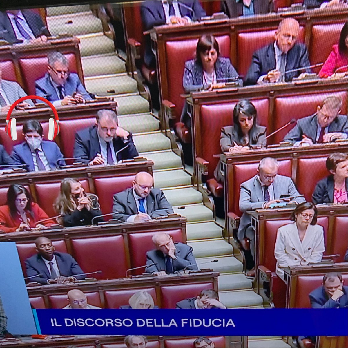 valy_s's tweet photo. #Speranza, unico con MASCHERINA tra i banchi. 
La gestione #Covid19 è stata affidata, oltre che ad un totale incompetente, ad un ipocondriaco che ha solo bisogno di essere seguito da uno psichiatra. https://t.co/XFEoqXLNqP