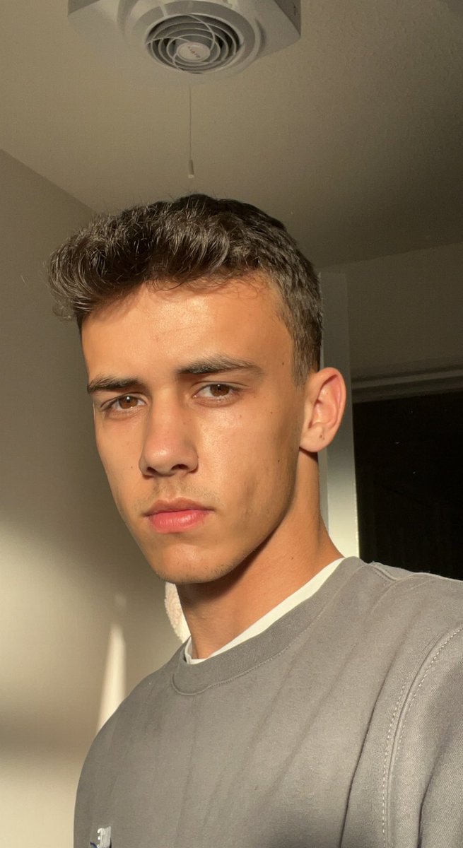 lewiskeyy's tweet photo. i miss being tanned https://t.co/KcT2b3Xdja
