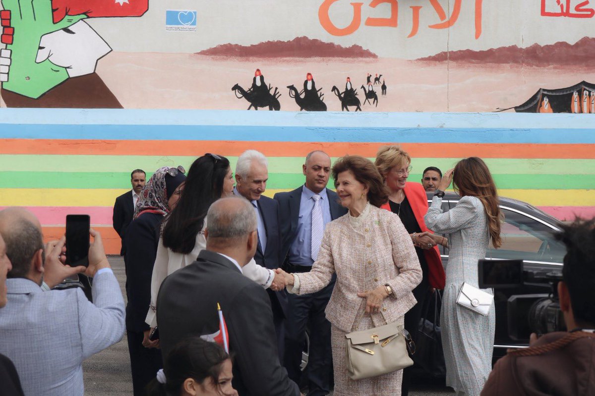 RHASJordan's tweet photo. تشرفنا اليوم بزيارة جلالة الملكة سيلفيا/ملكة السويد ورئيسة مينتور العالمية ومعالي وزير التربية والتعليم الأستاذ الدكتور وجيه عويس لمدرسة خلدا الثانوية للبنات/ أحد المدارس المشاركة في مبادرة تحصين للوقاية من المخدرات والحائزة على اعتماد المدارس الصحية. https://t.co/S3P3nGOQb3
