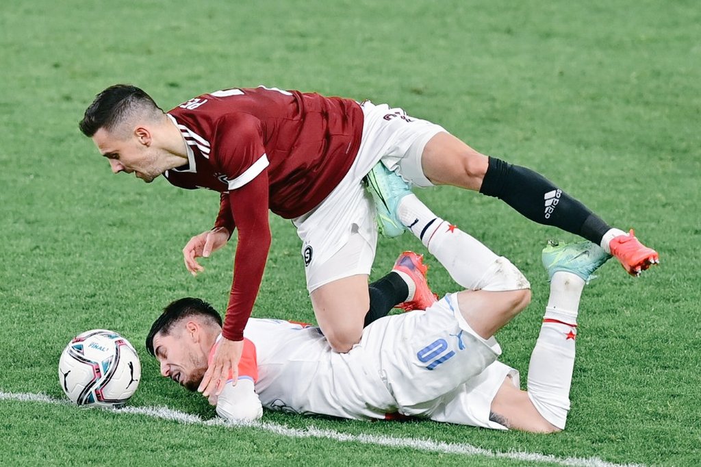 DedekMadden's tweet photo. V únorovém derby přijely rudky s cílem ztrestat Plavšiće. Největší frustráti Pešek, Wiesner, Krejčí ho okopávali, až po 75 min odkulhal ze hřiště.
V posledním derby přijel do Edenu Kuchta. Dostal do těla, hrálo se tvrdě, ale bez zákeřností.
My jsme Slavia, vy nejste nic. https://t.co/vFgWmDRYOF