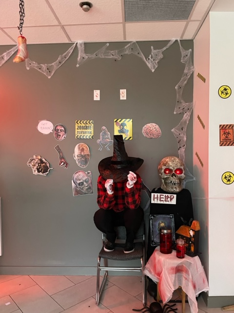 GreenwinTALKS's tweet image. Halloween is right around the corner and our lobbies are looking spooktacular! 🎃 Thank you to our amazing site teams for bringing the spooky spirit. 

Don't forget, it's not too late to enter our Halloween resident costume contest. #halloween #lobbydecor #propertymanagement