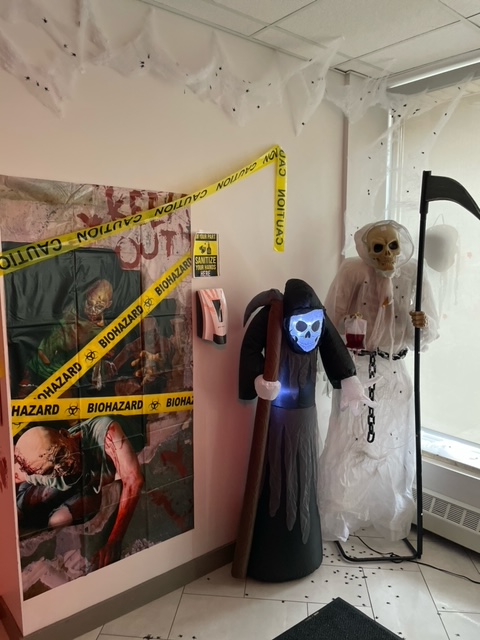GreenwinTALKS's tweet image. Halloween is right around the corner and our lobbies are looking spooktacular! 🎃 Thank you to our amazing site teams for bringing the spooky spirit. 

Don't forget, it's not too late to enter our Halloween resident costume contest. #halloween #lobbydecor #propertymanagement