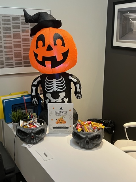 GreenwinTALKS's tweet image. Halloween is right around the corner and our lobbies are looking spooktacular! 🎃 Thank you to our amazing site teams for bringing the spooky spirit. 

Don't forget, it's not too late to enter our Halloween resident costume contest. #halloween #lobbydecor #propertymanagement