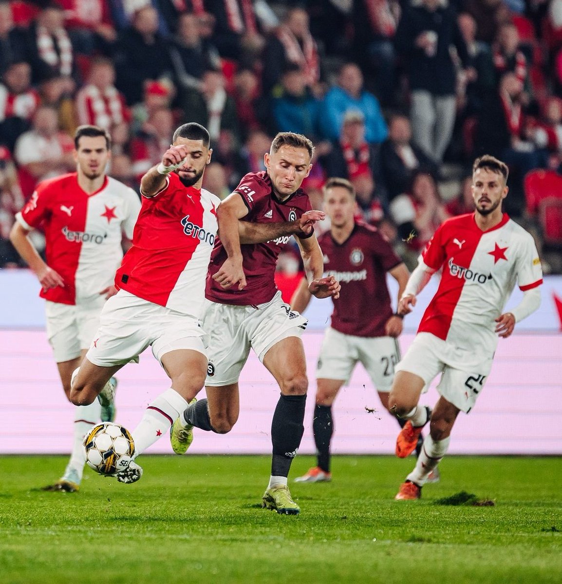 DedekMadden's tweet photo. V únorovém derby přijely rudky s cílem ztrestat Plavšiće. Největší frustráti Pešek, Wiesner, Krejčí ho okopávali, až po 75 min odkulhal ze hřiště.
V posledním derby přijel do Edenu Kuchta. Dostal do těla, hrálo se tvrdě, ale bez zákeřností.
My jsme Slavia, vy nejste nic. https://t.co/vFgWmDRYOF