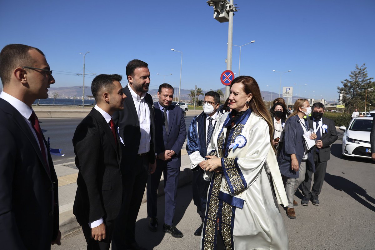 Bilimde ilklerin ve yeniliklerin öncüsü #universitemDEU'nun 2022-2023 Akademik Yılı'nın resmi açılış törenini, İçişleri Bakanımız Sayın <a href="/suleymansoylu/">Süleyman Soylu</a>,kamu kurumlarımızın temsilcileri ve büyük ailemizin kıymetli fertlerinin katılımıyla Sabancı Kültür Sarayı'nda gerçekleştirdik.