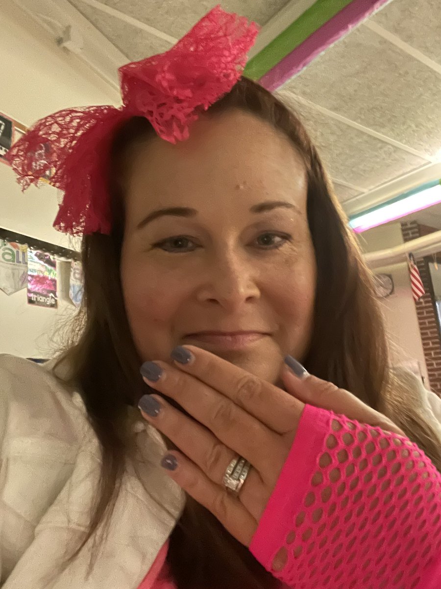 RebeccaDower's tweet photo. Pulled out my 80s wear and accessories for spirit day at Stone. @StoneSchool4 https://t.co/x8YdOVzSEr