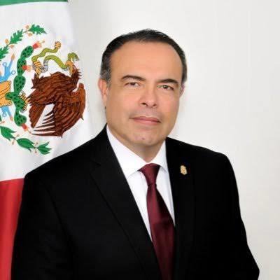 elalbertomedina's tweet photo. .@rcastrovaldez Jefe de Oficina del @gobiernosonora deberá acudir cada mes a BC a firmar por medidas cautelares del juez, confirma @mevalemais 

Fue vinculado a proceso por peculado, uso indebido de facultades por caso Next Energy
Ni una palabra dice, ¿Por qué sigue en el cargo? https://t.co/mMQGPREBfm