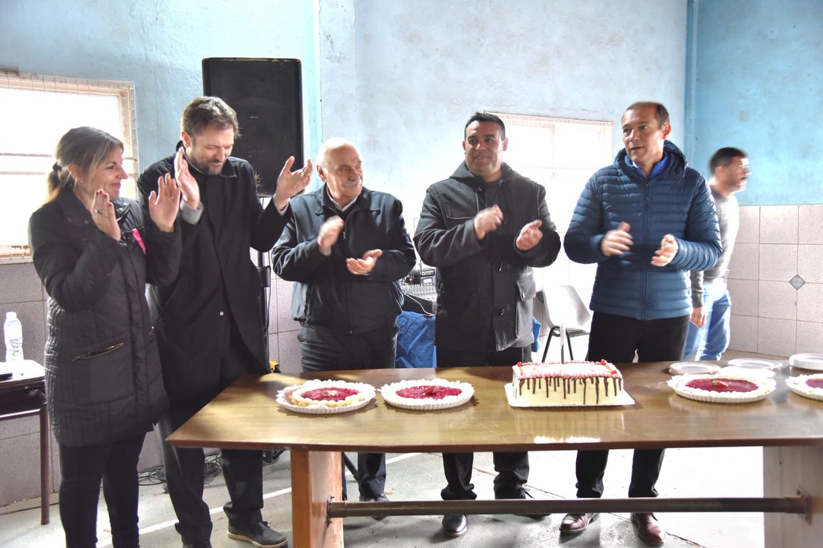 SecProdeIndNqn's tweet photo. En el acto aniversario de #LosChihuidos, el ministro
@FLR_NQN junto al gobernador @OmarGutierrezOk pusieron en valor el proyecto #PRODECCA que se ejecuta en la localidad por más de 17 millones de pesos y que beneficia a 69 flias con inv comunitarias y prediales.
@AgriculturaAR https://t.co/WiSBZ0PVnd