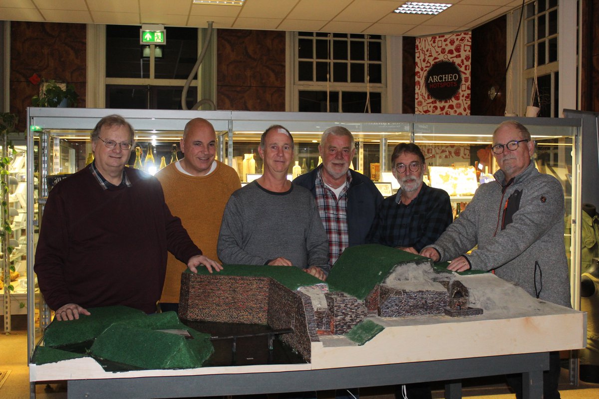 Maquette van de poterne is eindelijk af, met trots tonen de makers hun eindresultaat. #FortMuseumVenlo